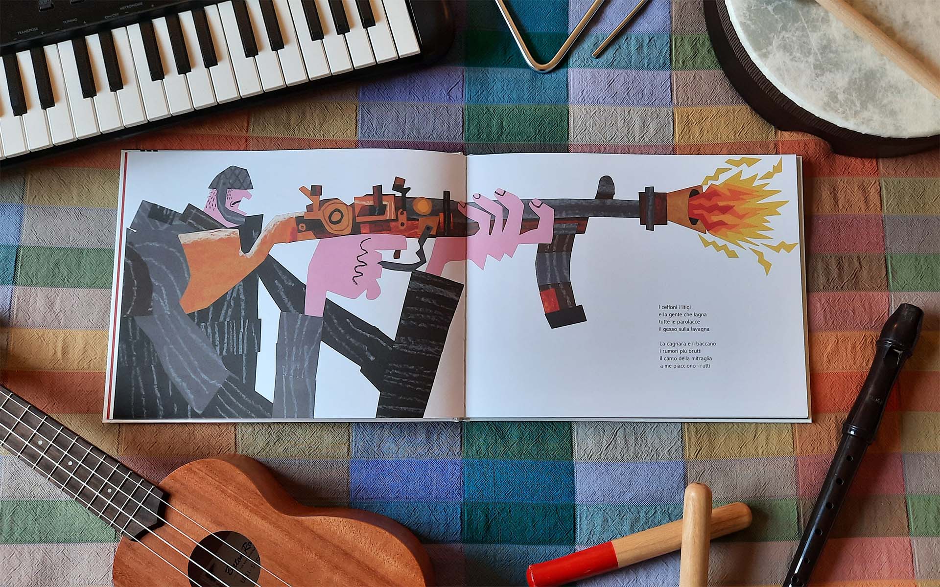 Doppia pagina con un soldato in collage di carte grigie e rosa che spara con un mitra, da cui esce una fiammata gialla e arancione
