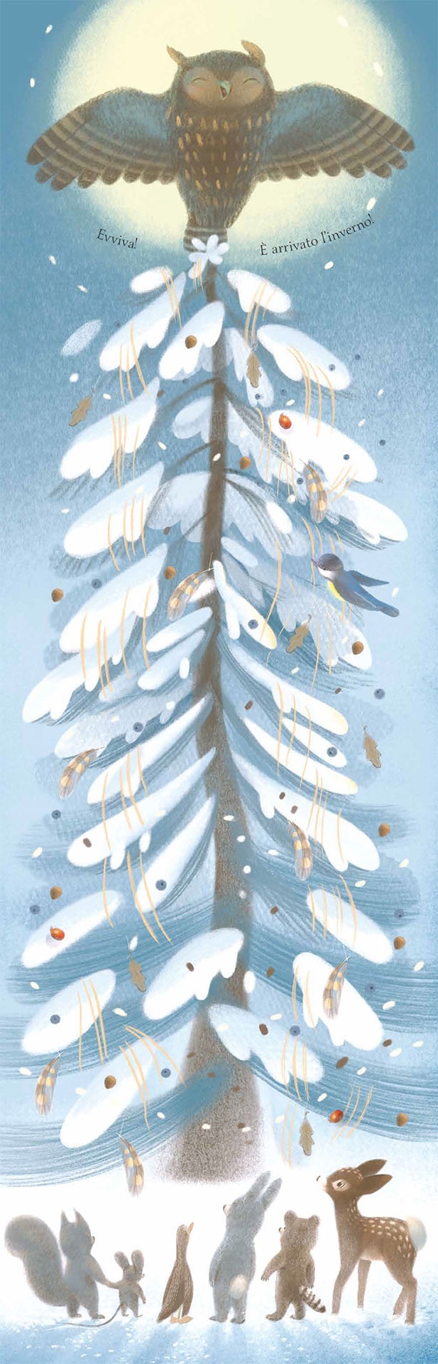 Illustrazione verticale: un altissimo abete innevato decorato con nocciole, bacche, foglie, piume e fili d'erba, con una cincia tra i rami. In cima Gufo apre le ali davanti alla luna piena, tra le scritte «Evviva!» e «È arrivato l'inverno!». Ai piedi dell'albero scoiattolo, topo, anatra, coniglio, procione e daino guardano in su