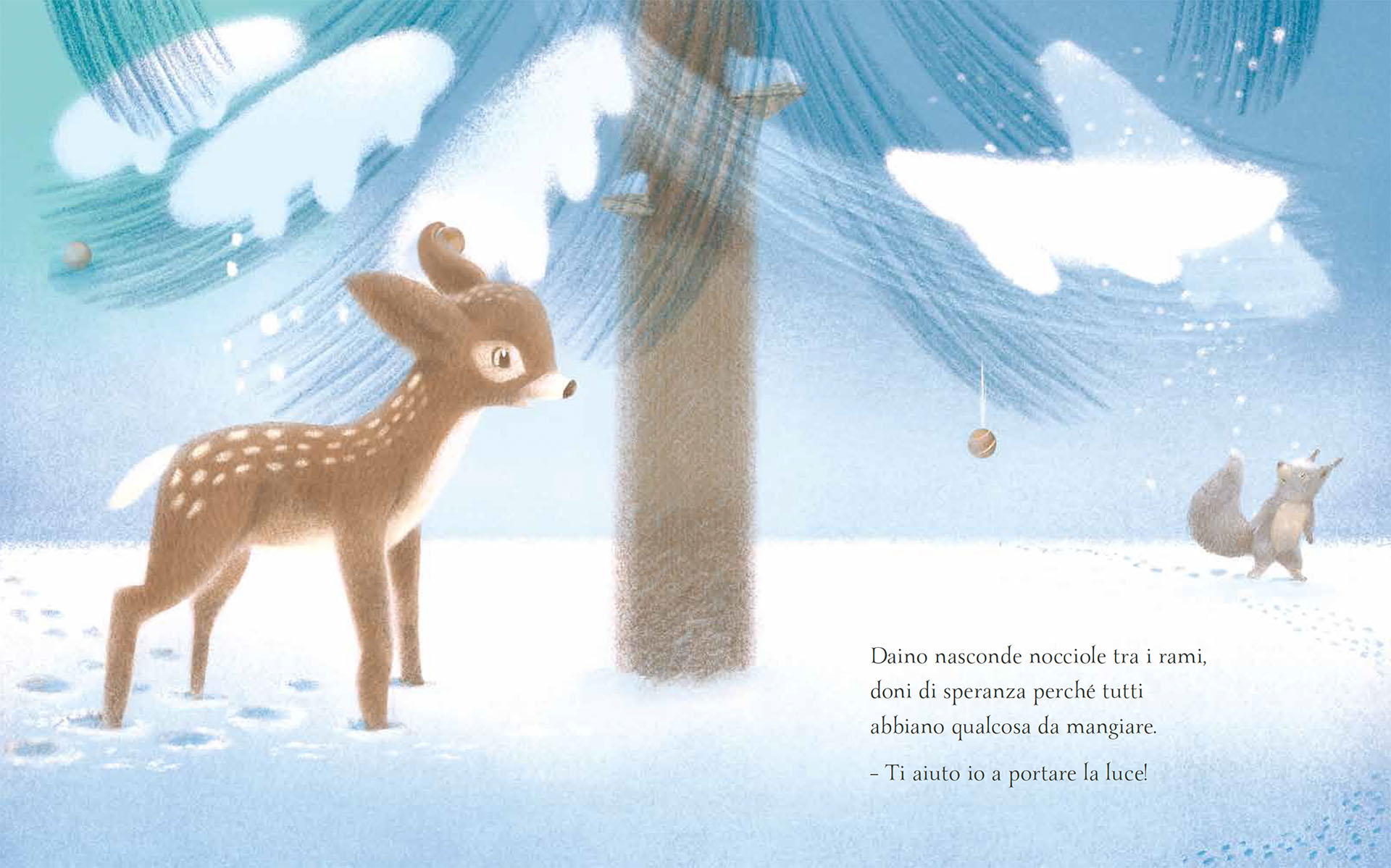 Doppia pagina: un piccolo daino maculato sotto i rami innevati di un abete a cui sono appese delle nocciole, mentre a destra arriva uno scoiattolo. Il testo dice: «Daino nasconde nocciole tra i rami, doni di speranza perché tutti abbiano qualcosa da mangiare. Ti aiuto io a portare la luce!»