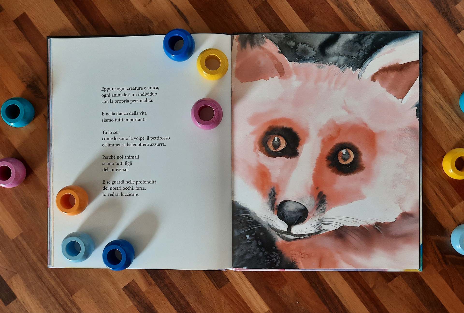 Il primo piano della volpe accanto ai versi finali del libro