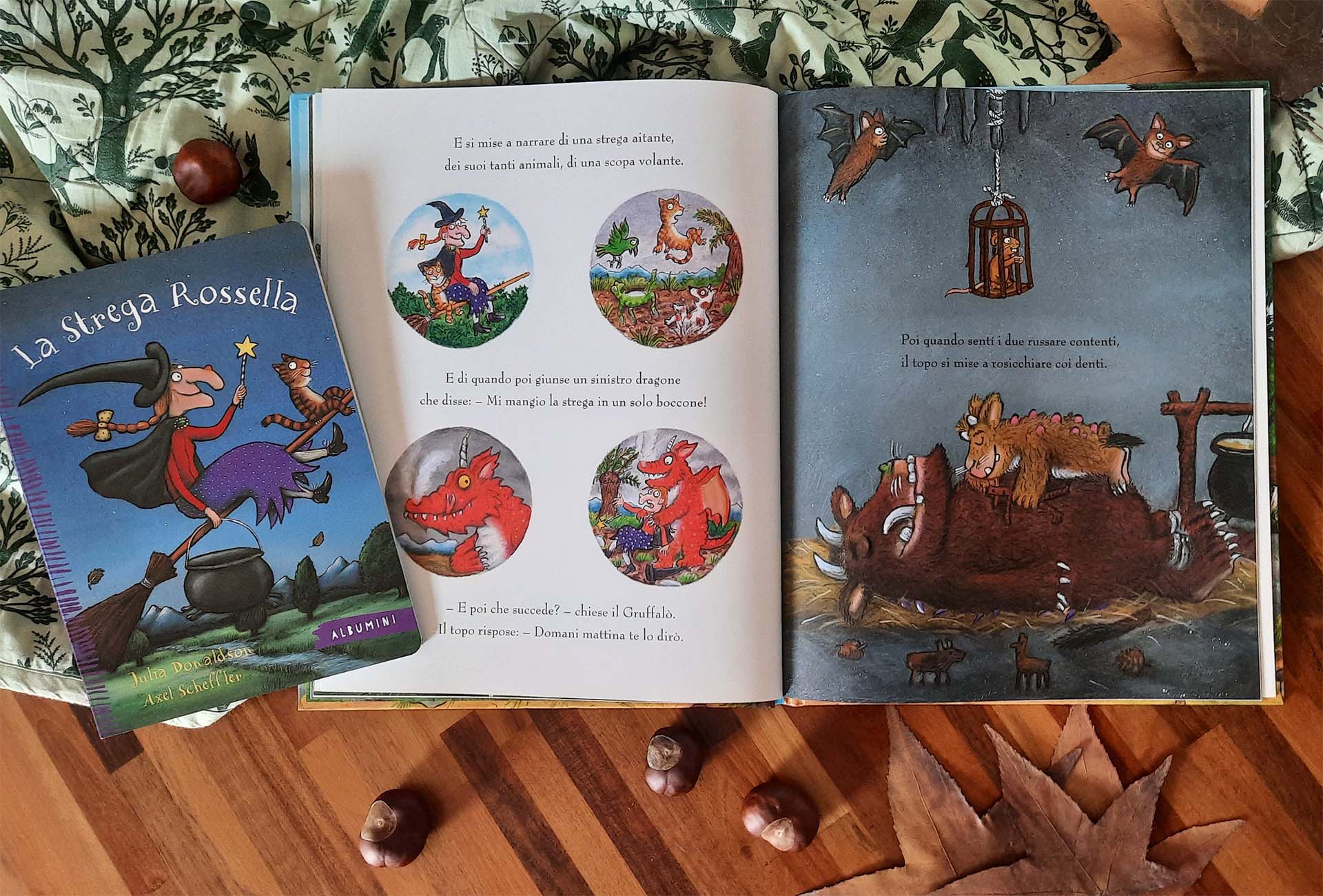 Doppia pagina: a sinistra quattro tondi con la strega sulla scopa, i suoi animali e il drago rosso, a destra il Gruffalò e la piccolina addormentati mentre il topo rosicchia le sbarre della gabbia. Accanto al libro, l'albumino de La strega Rossella