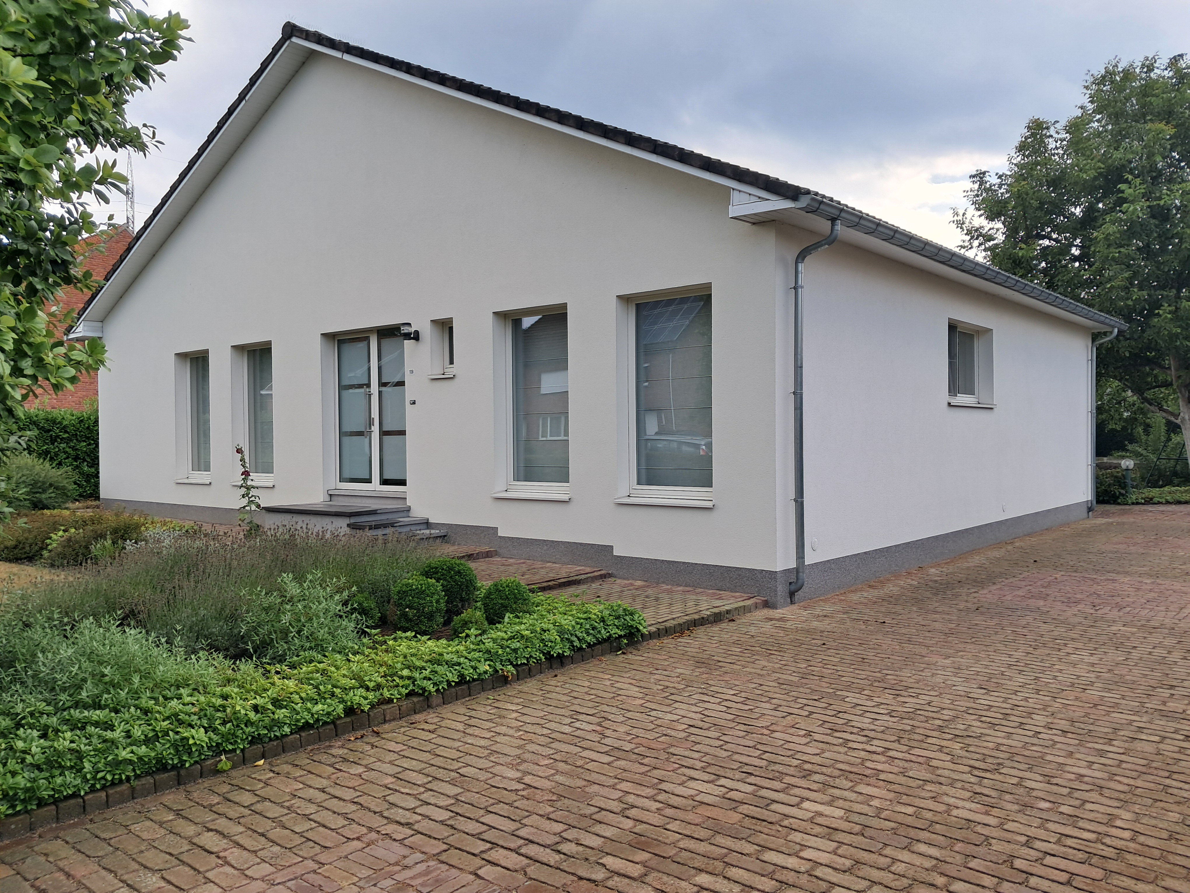 Gelijkvloerse woning op groot perceel - Afbeelding 1