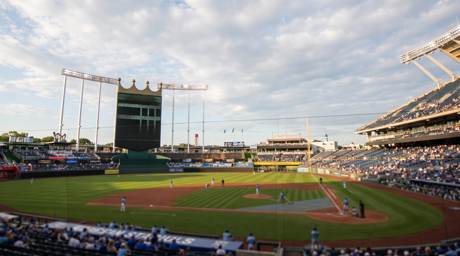 Blue Jays Edge Royals 4-3 on Saturday, Okamoto Leads Toronto Offense