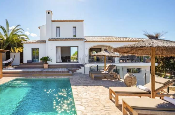 Increíble casa con piscina y vistas al mar