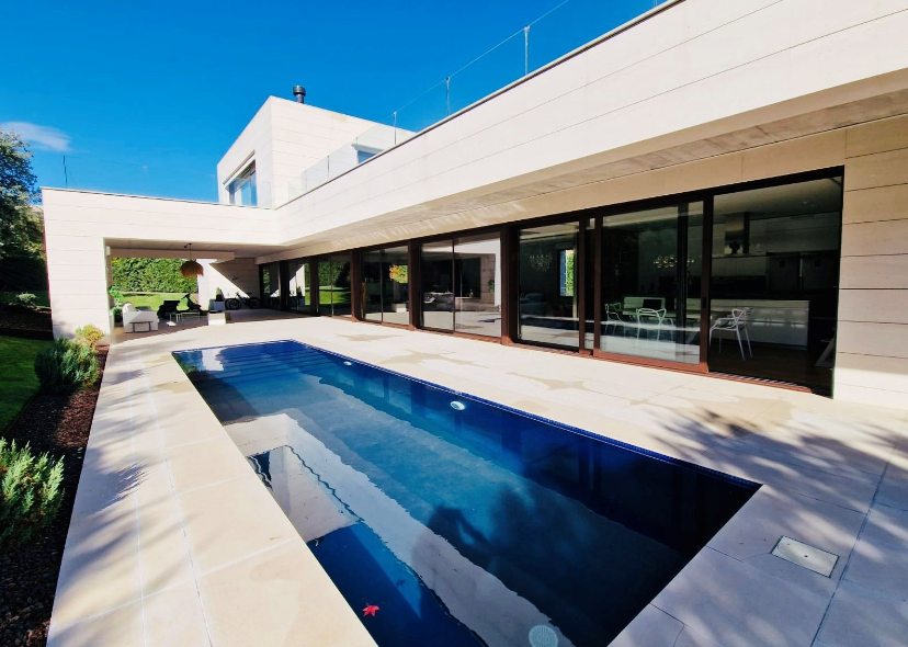 Chalet familiar acogedor modernizado con increíble jardín y piscina