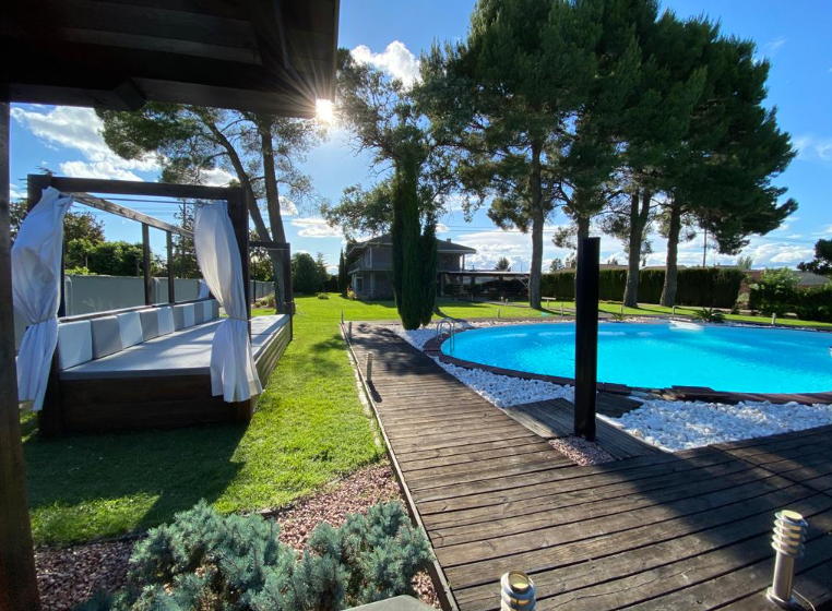 Villa de Lujo Decorada con Increíbles Exteriores