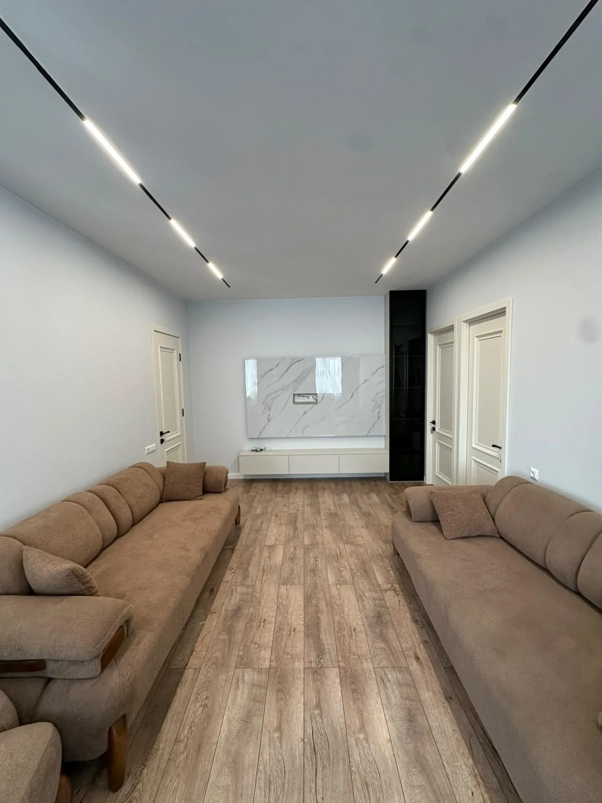 Airport Highway, 80a-80e · 73.3 m² · 4/12