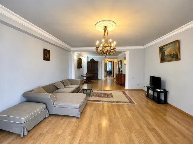 Kote Marjanishvili St, 10 · 130.9 m²