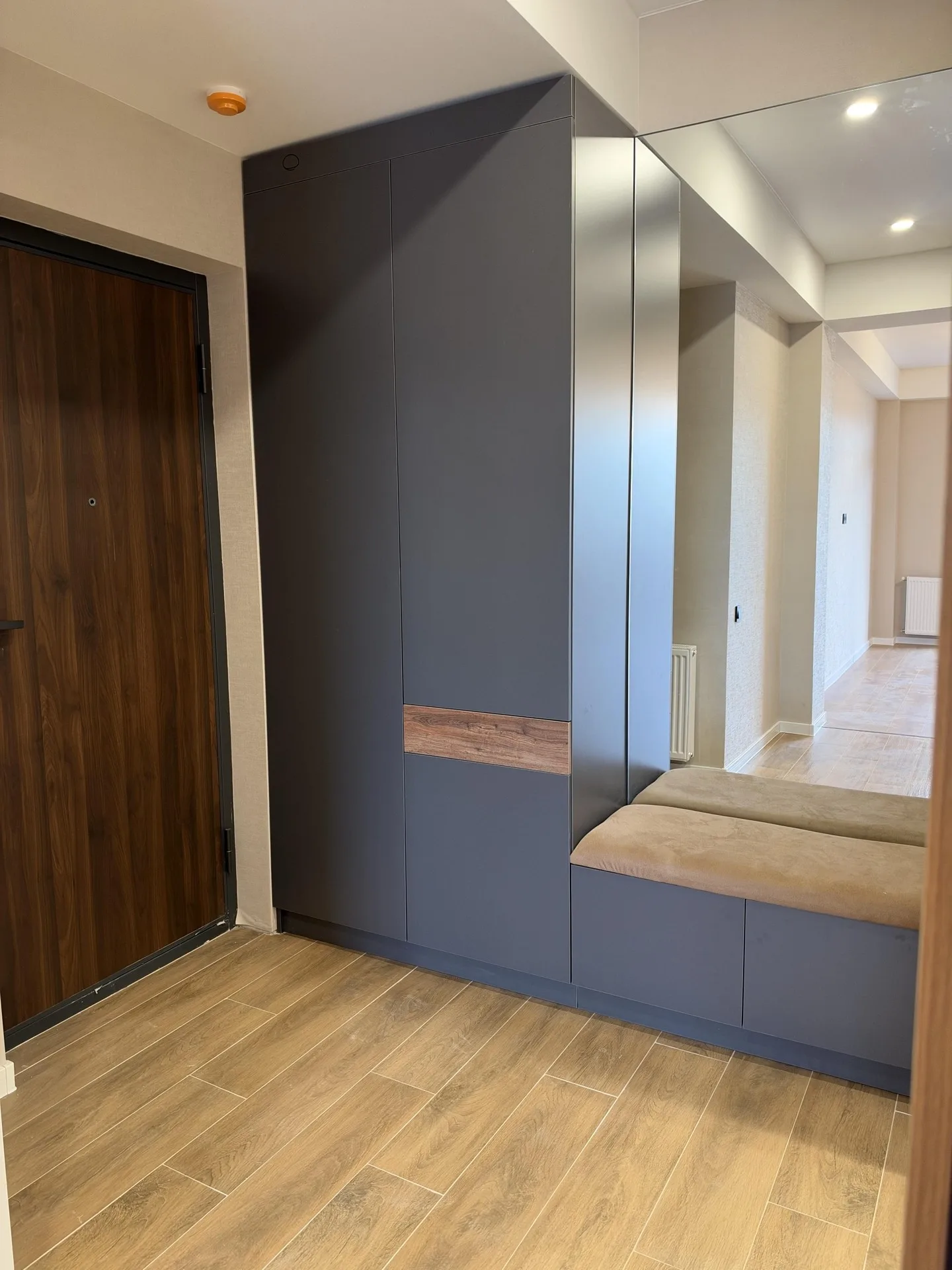 Nino Abashidze-Orbeliani St · 68 m² · 3/10