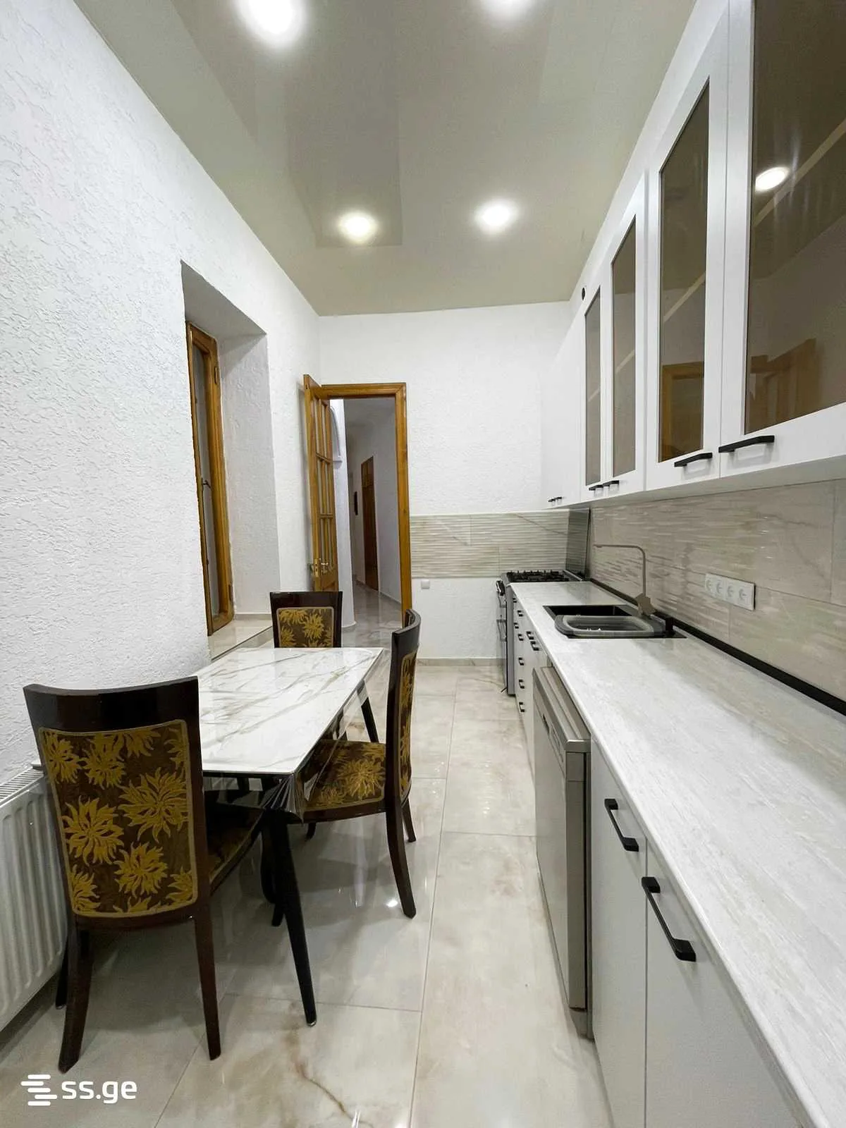 5 room Flat For Rent. Sololaki · 12/12