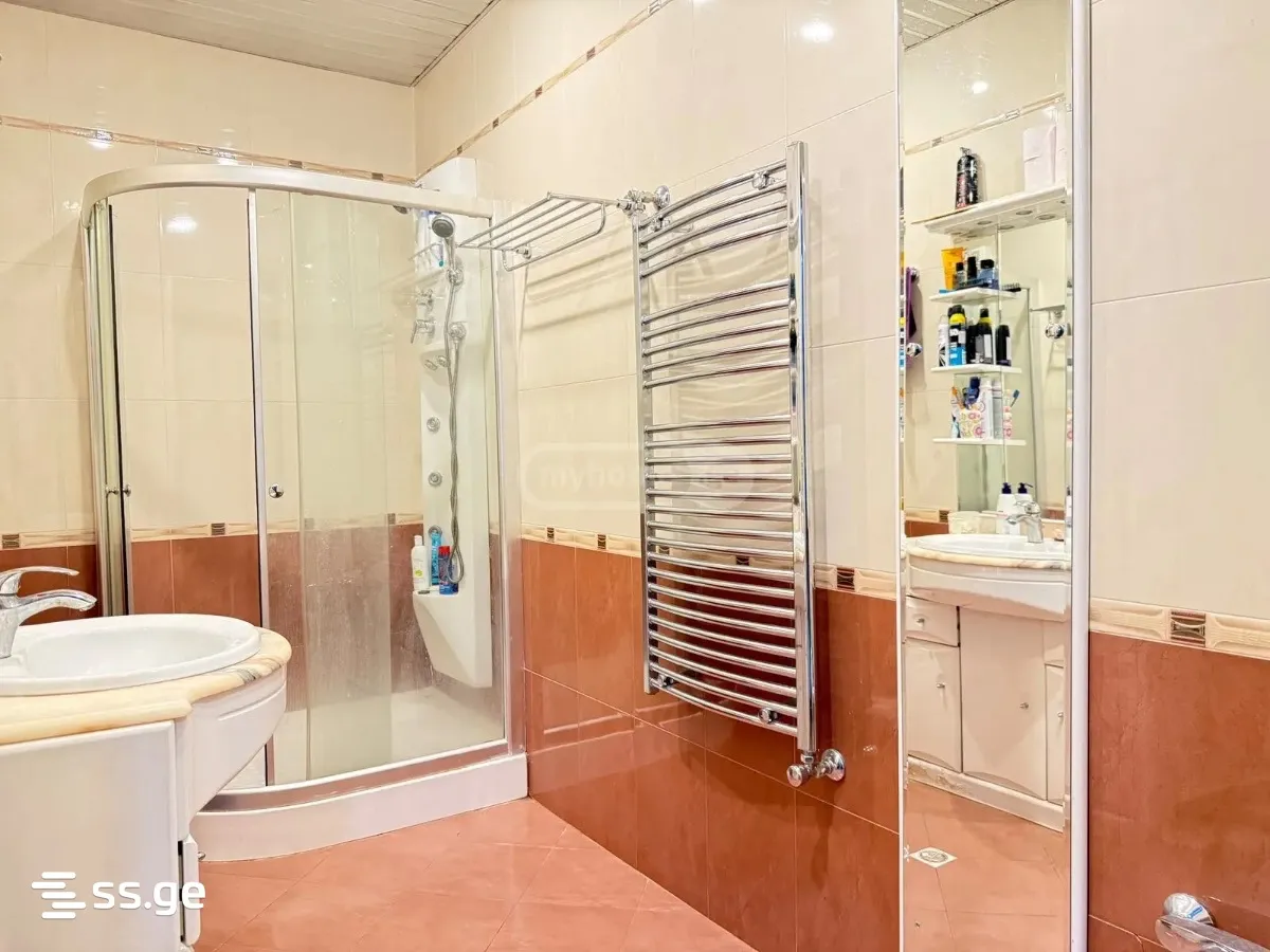 8 room Flat For Sale. Isani · 2