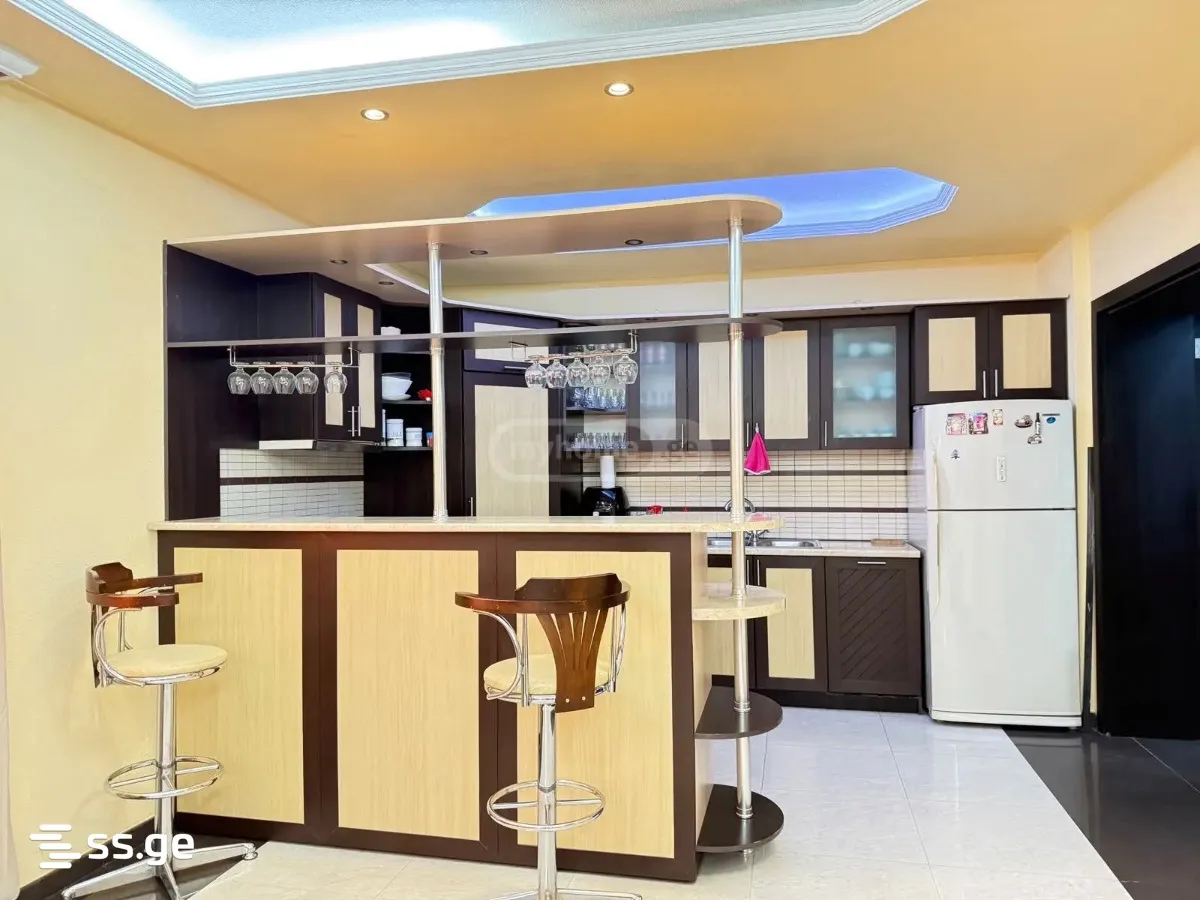 8 room Flat For Sale. Isani · 4