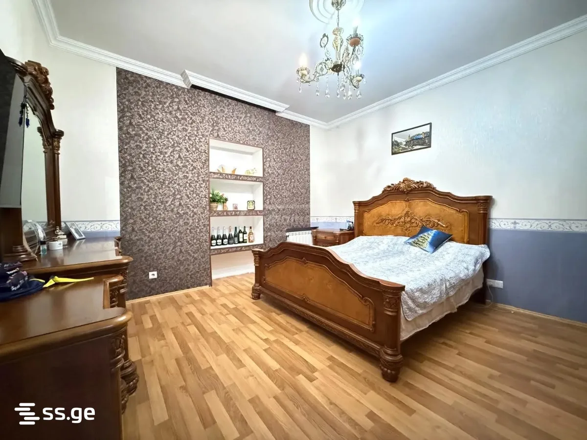 8 room Flat For Sale. Isani · 10/12