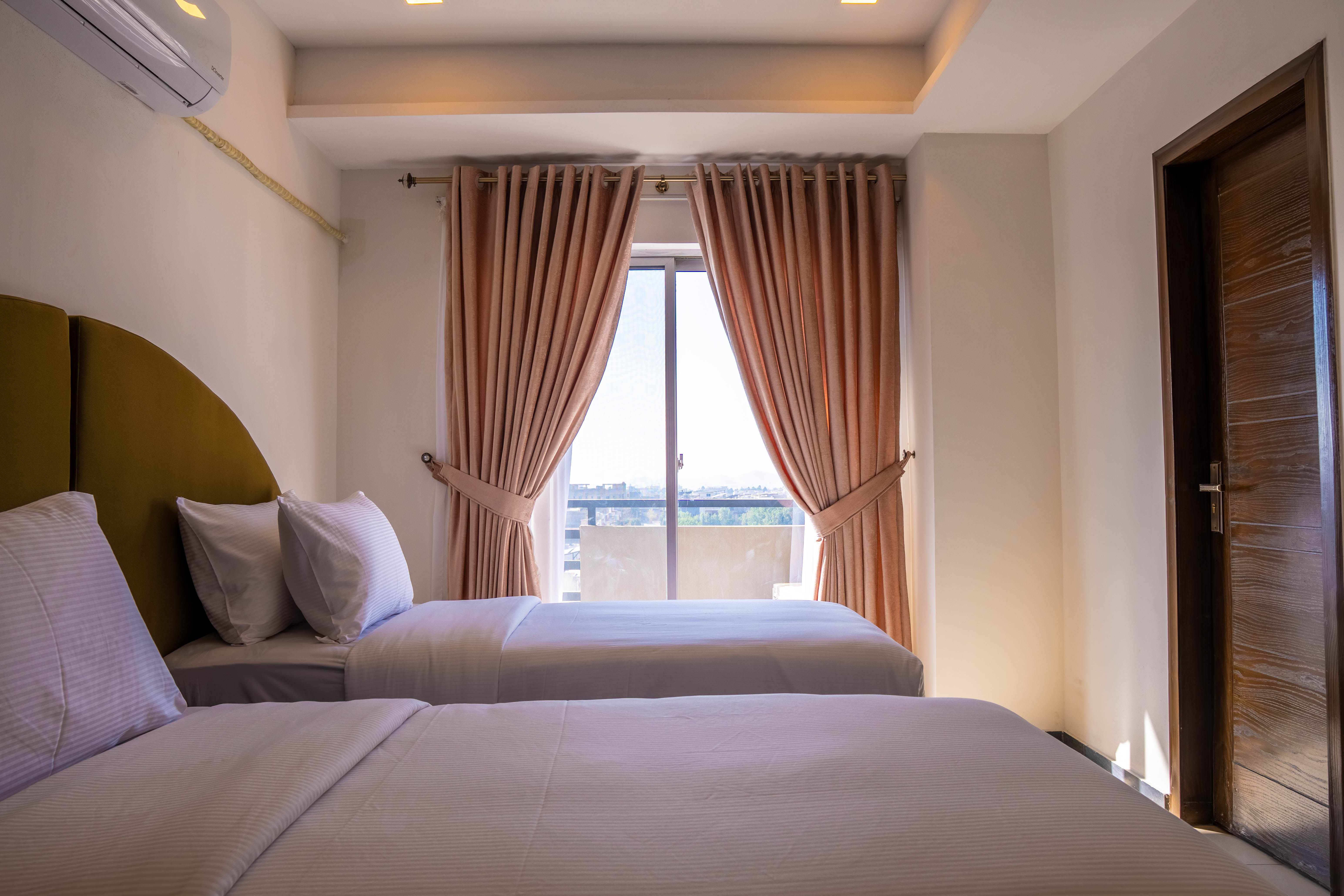 Margalla View 3BR – Balconies & Walk to Shops - Image 9