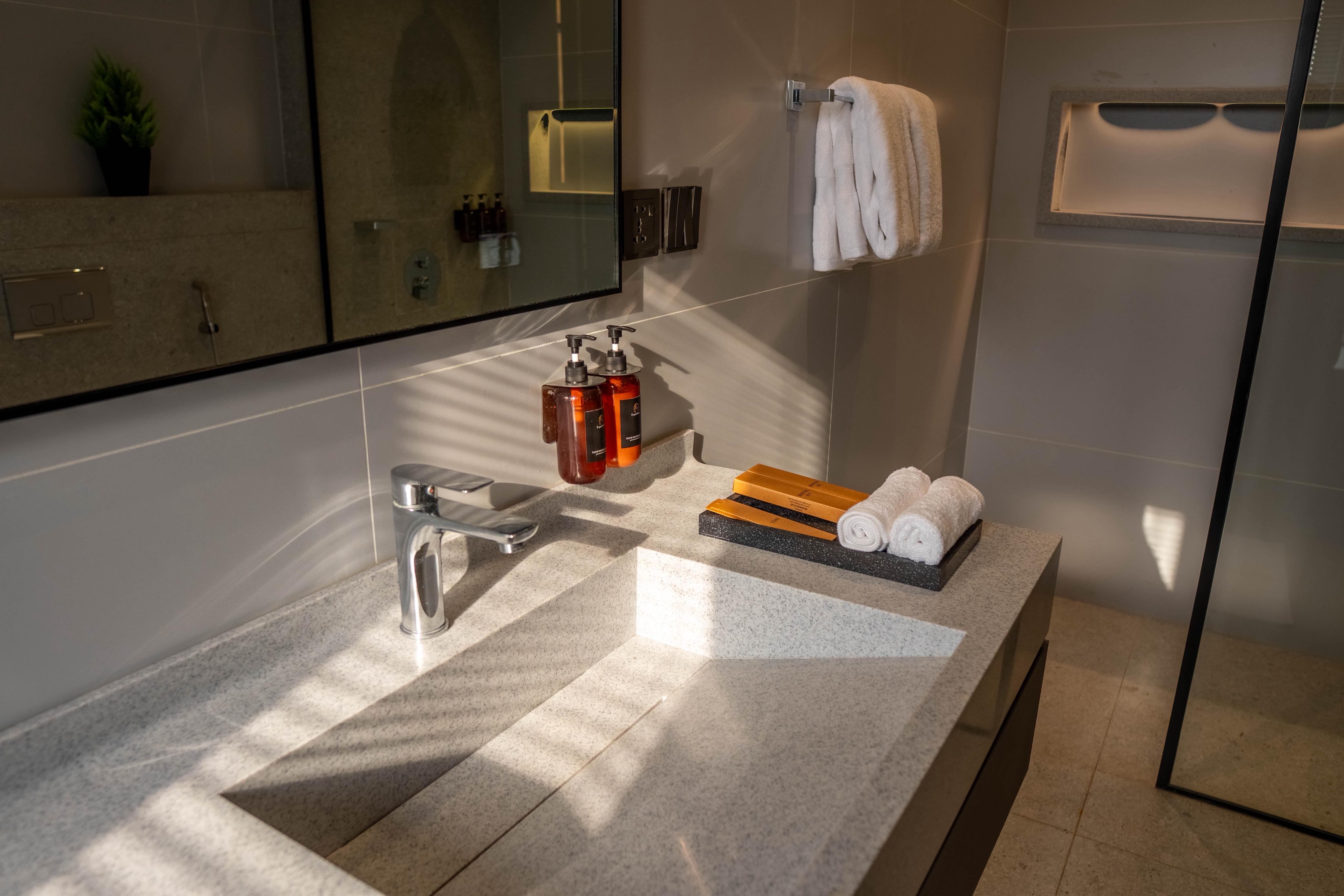 Secluded Luxury Farmhouse | Heated Pool & Garden - Image 15