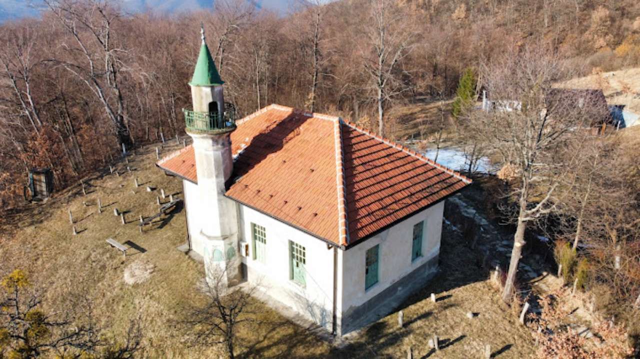 Old mosque with harem in Goduša