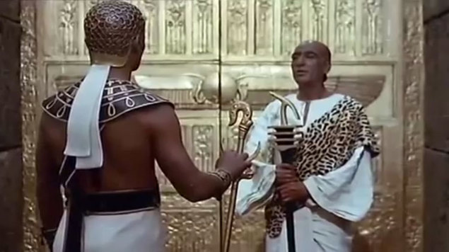 تجليات الغريب فى مومياء شادى عبد السلام