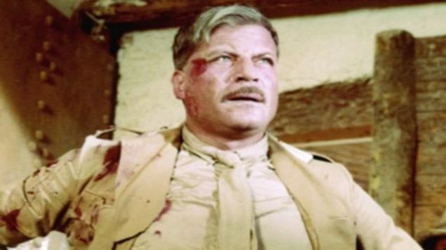 صدام حسين يذهب إلى هوليوود وأوليفر ريد يداعبه!