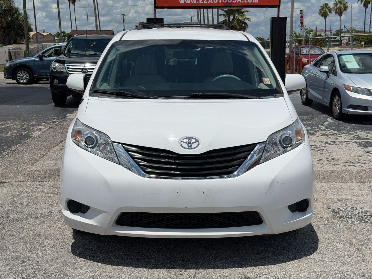 2013 Toyota Sienna photo 2