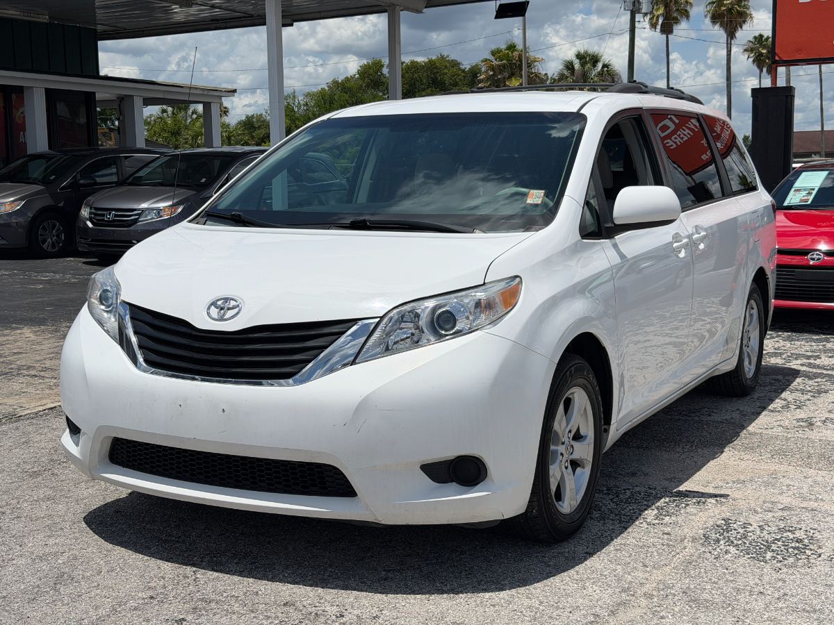 2013 Toyota Sienna photo 3