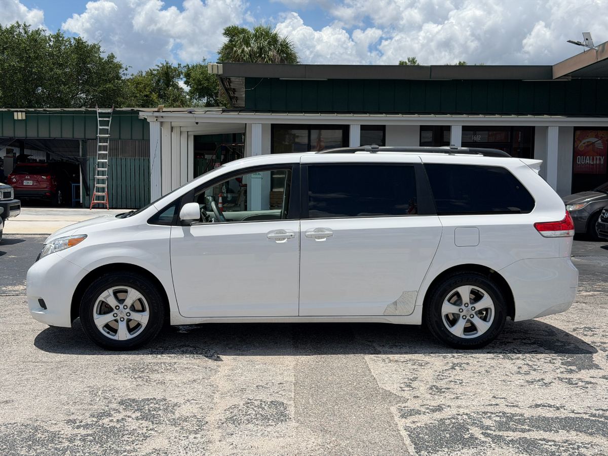 2013 Toyota Sienna photo 4