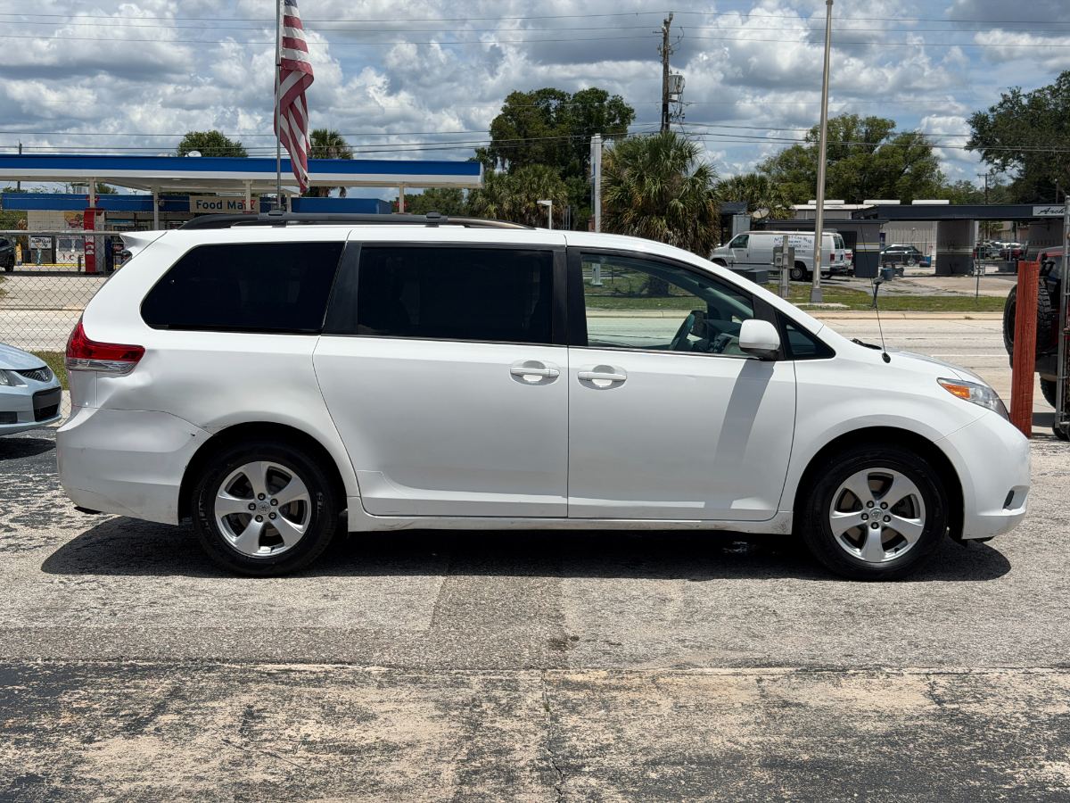 2013 Toyota Sienna photo 8