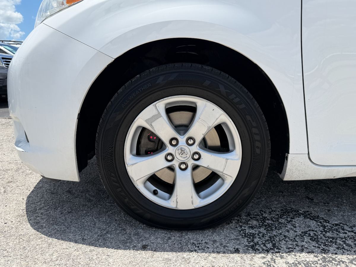2013 Toyota Sienna photo 10