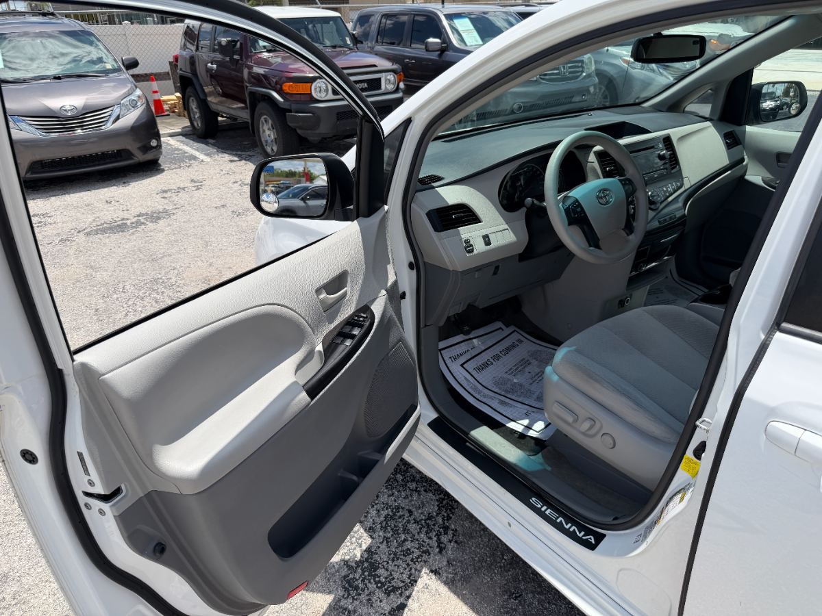 2013 Toyota Sienna photo 12