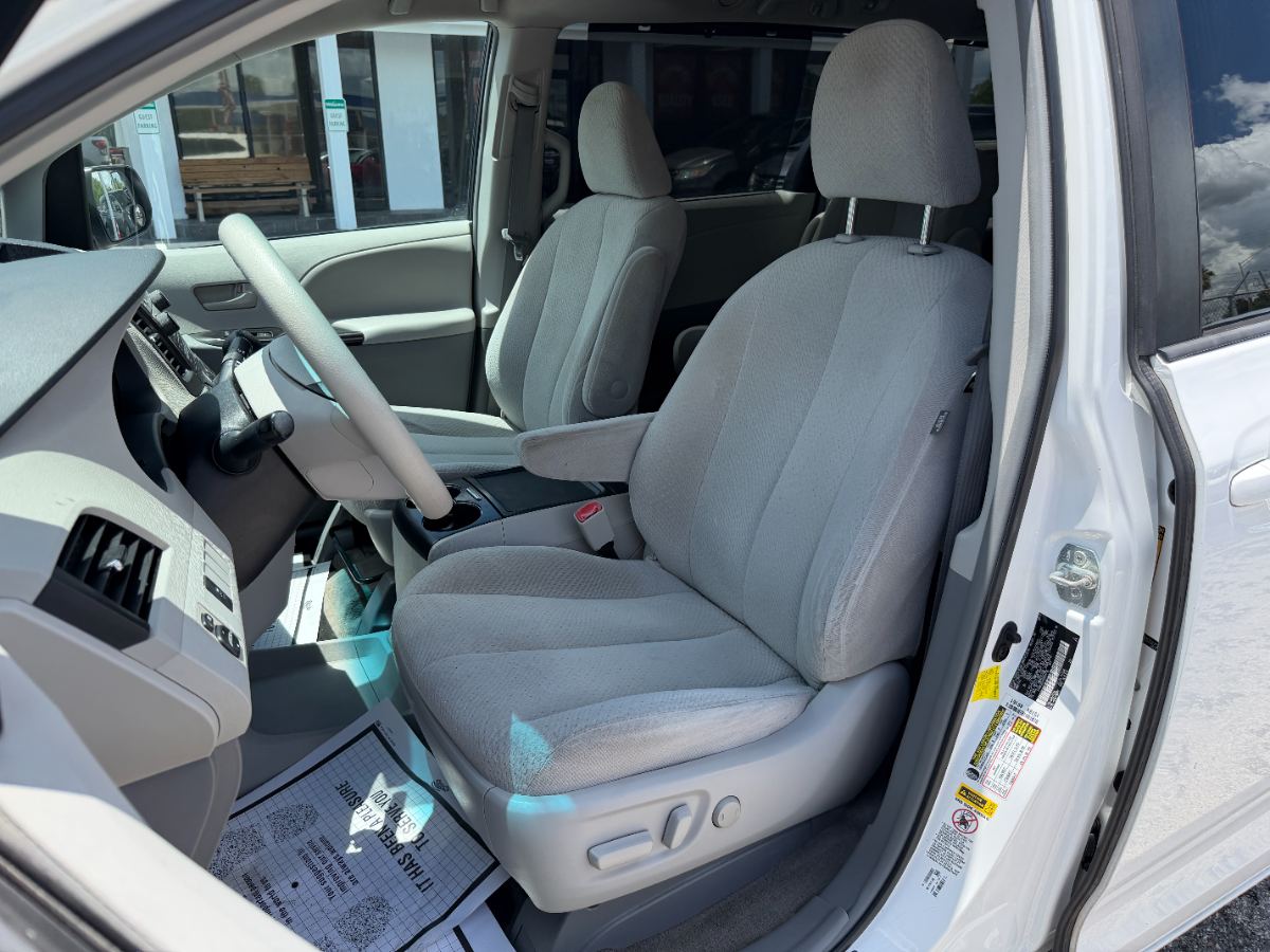 2013 Toyota Sienna photo 14