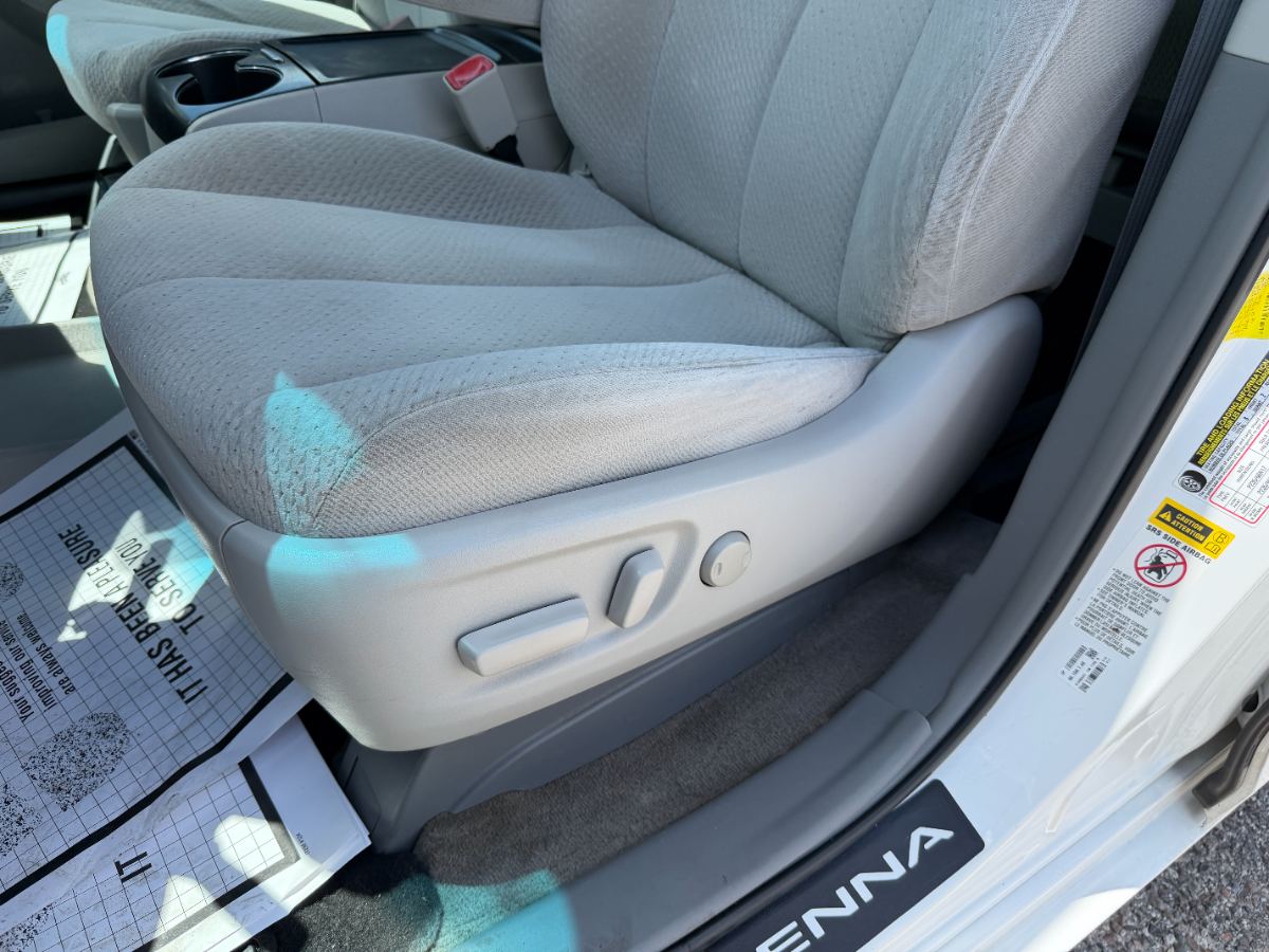 2013 Toyota Sienna photo 15