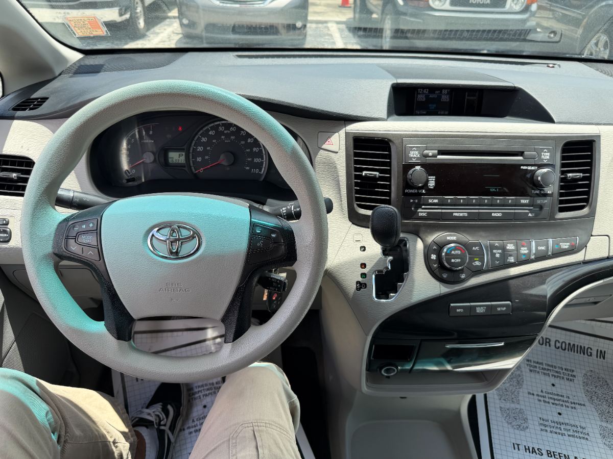 2013 Toyota Sienna photo 16