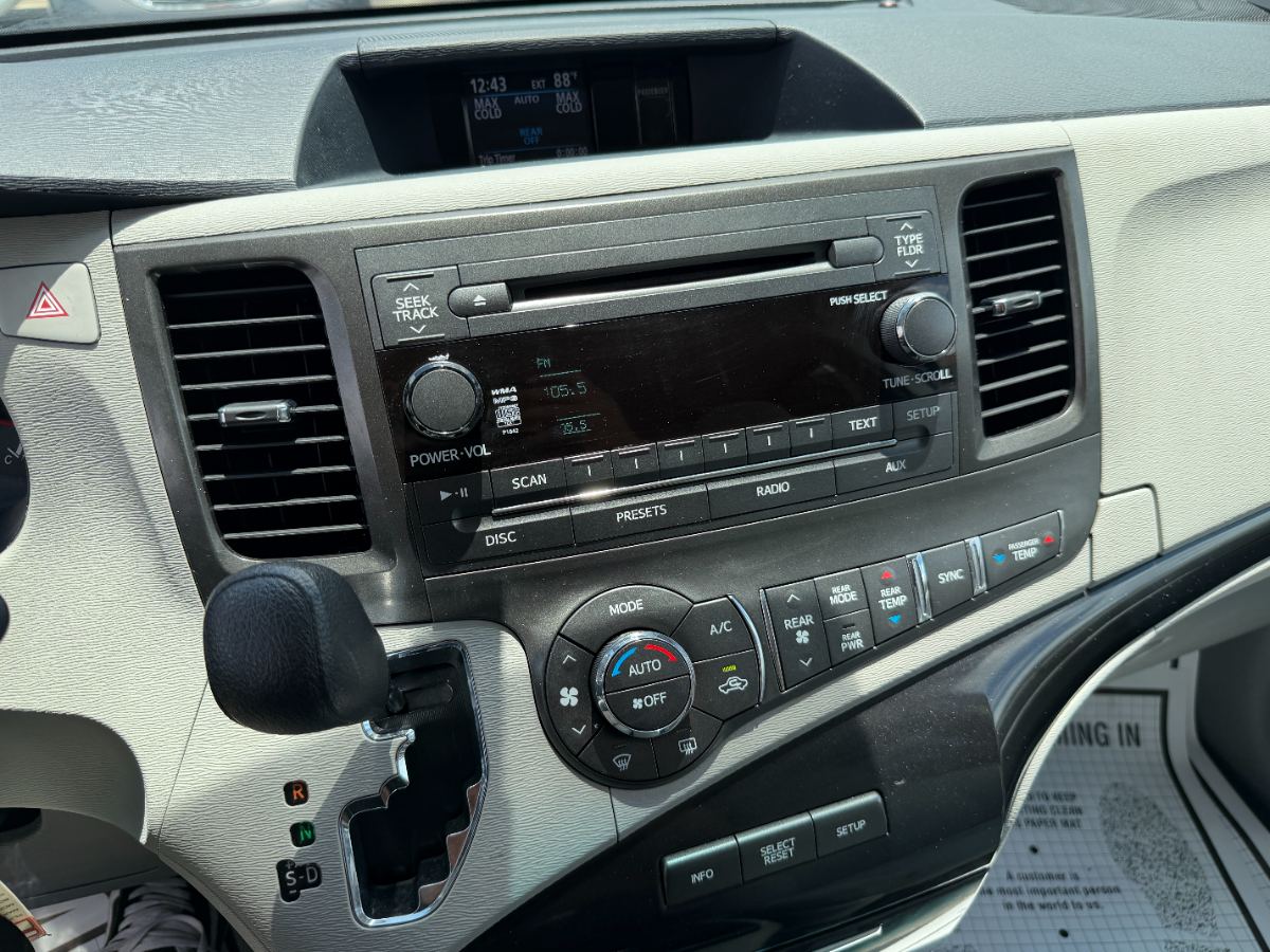 2013 Toyota Sienna photo 19