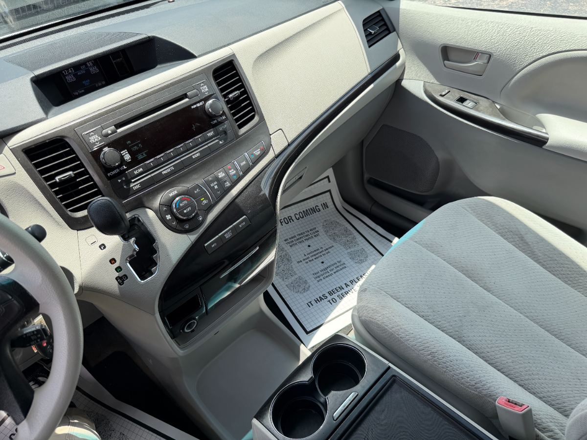 2013 Toyota Sienna photo 21