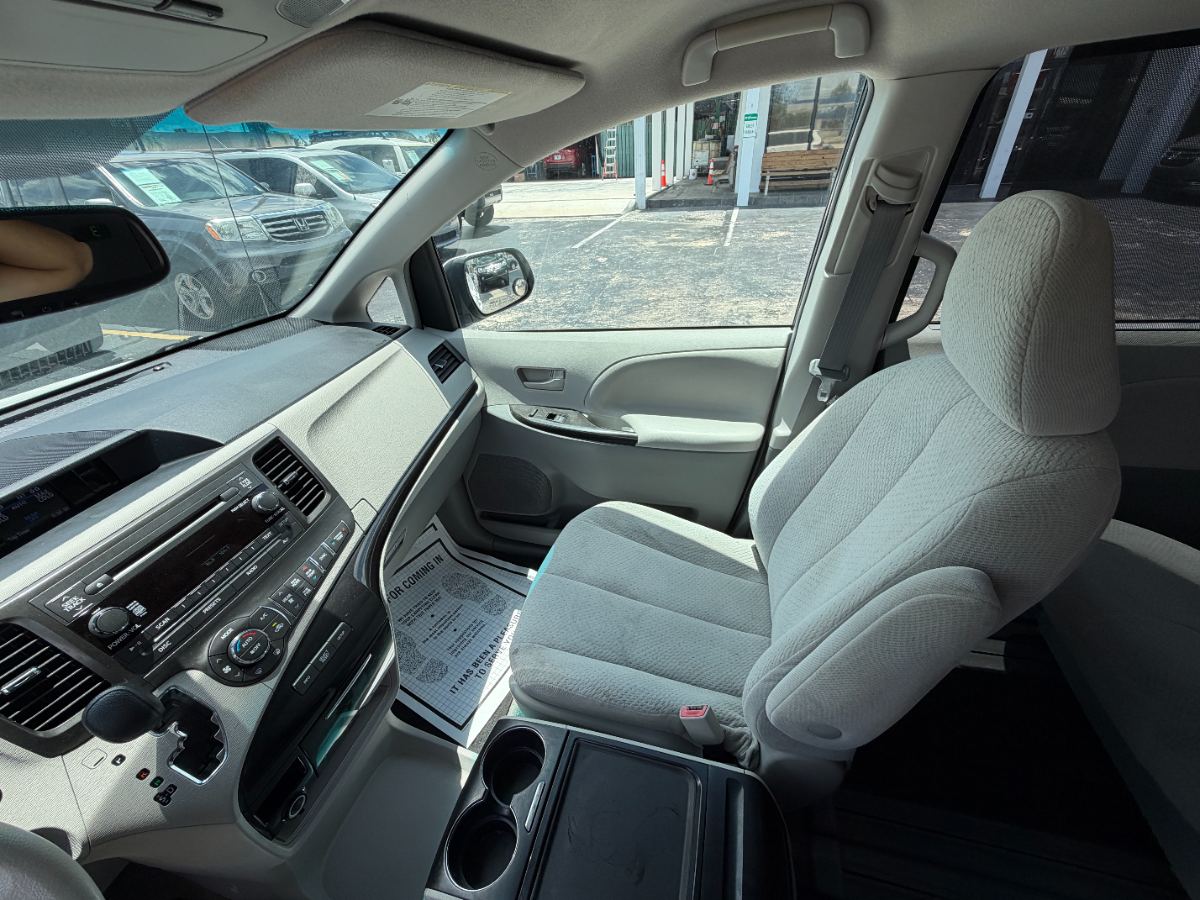 2013 Toyota Sienna photo 22