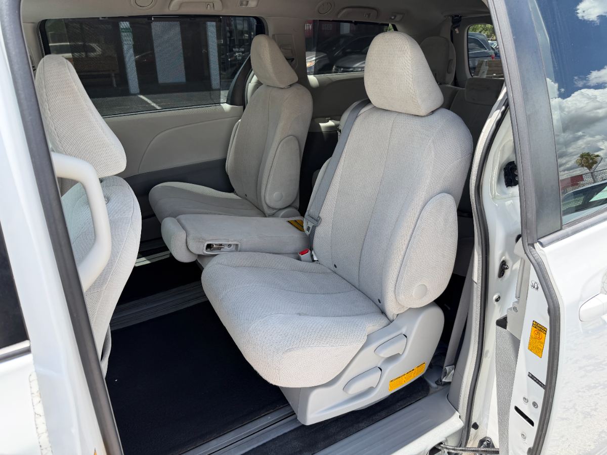 2013 Toyota Sienna photo 24