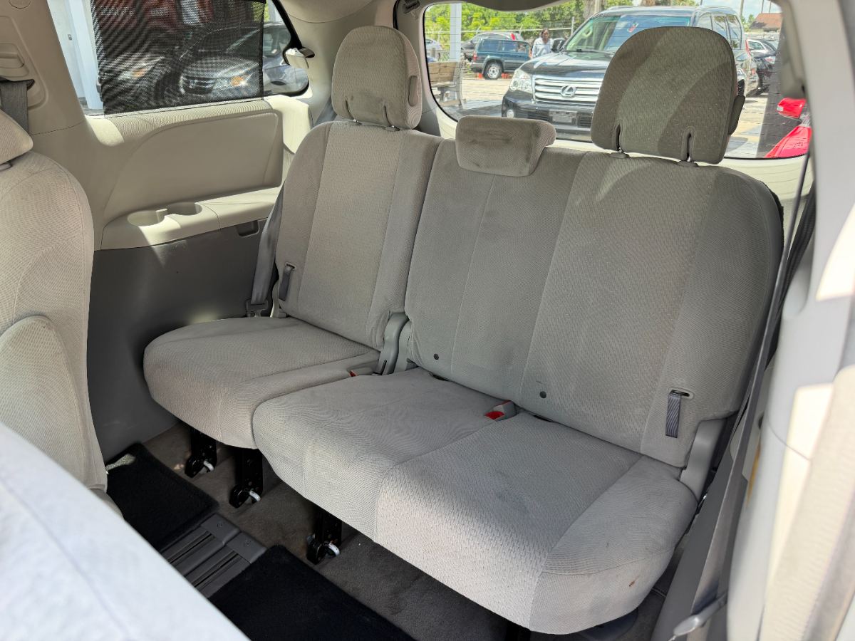 2013 Toyota Sienna photo 25