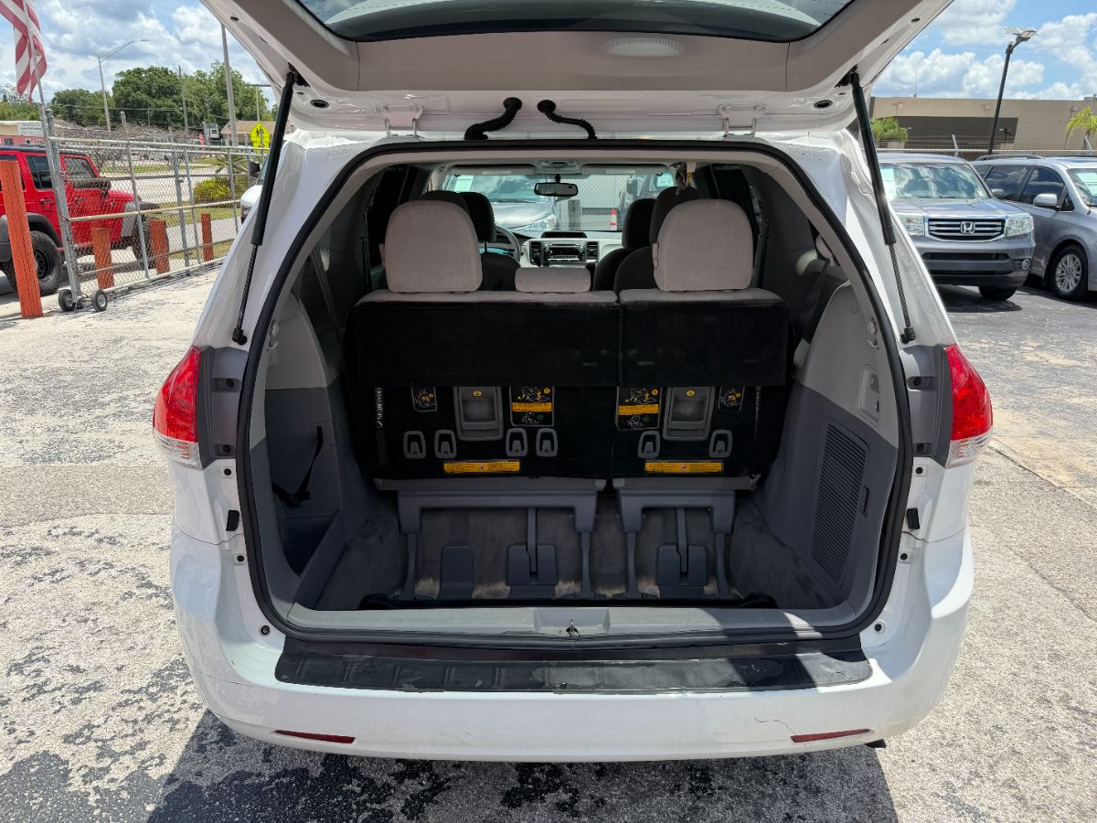 2013 Toyota Sienna photo 26