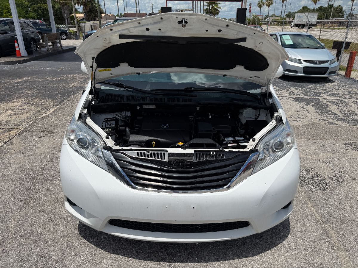 2013 Toyota Sienna photo 28