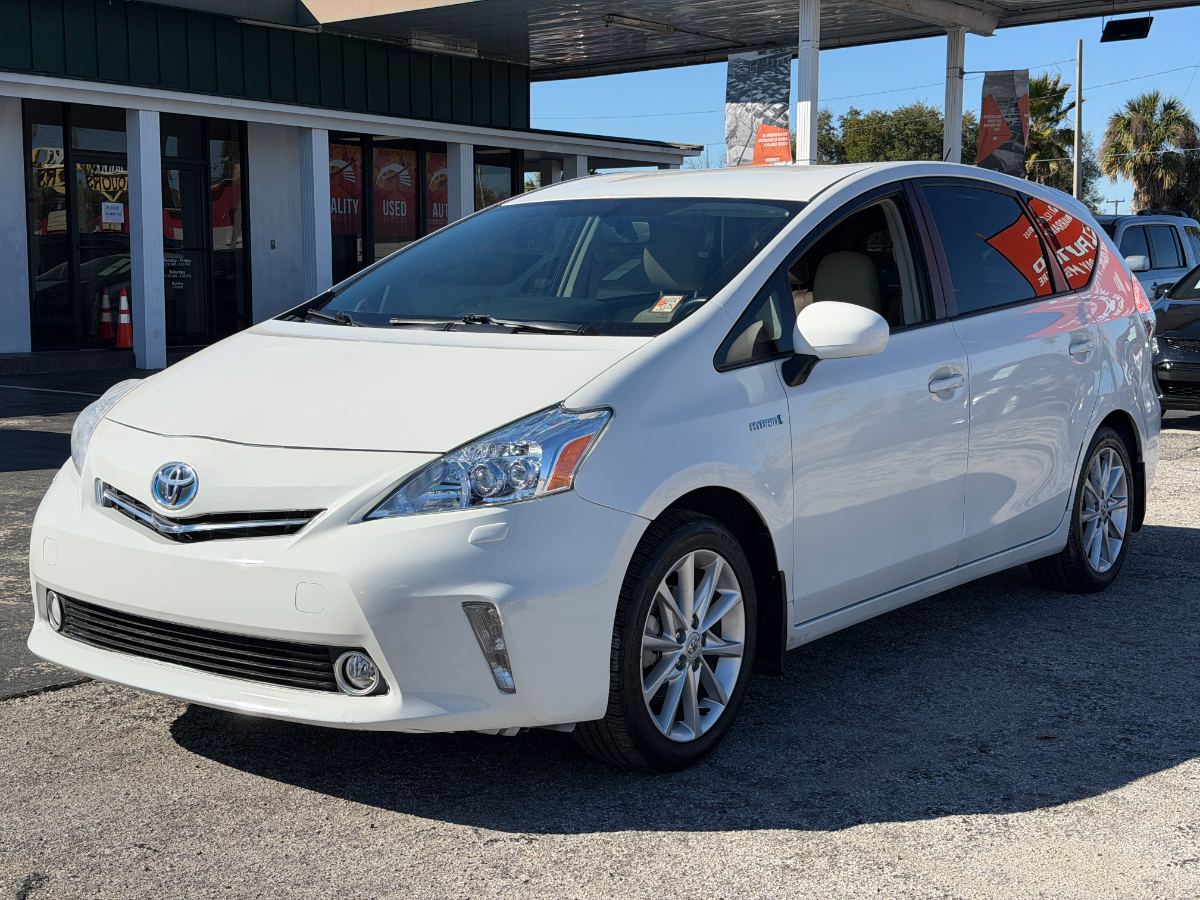 2013 Toyota Prius v photo 2