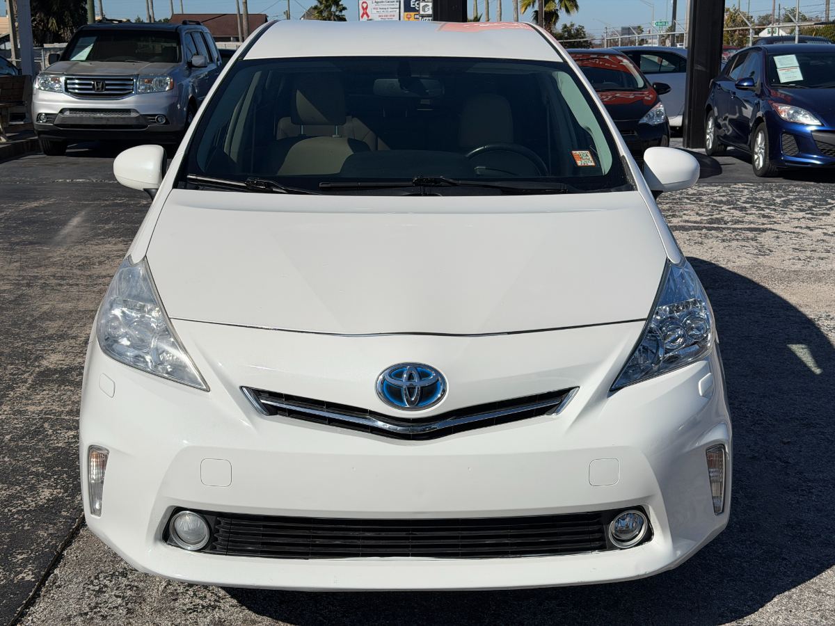 2013 Toyota Prius v photo 3