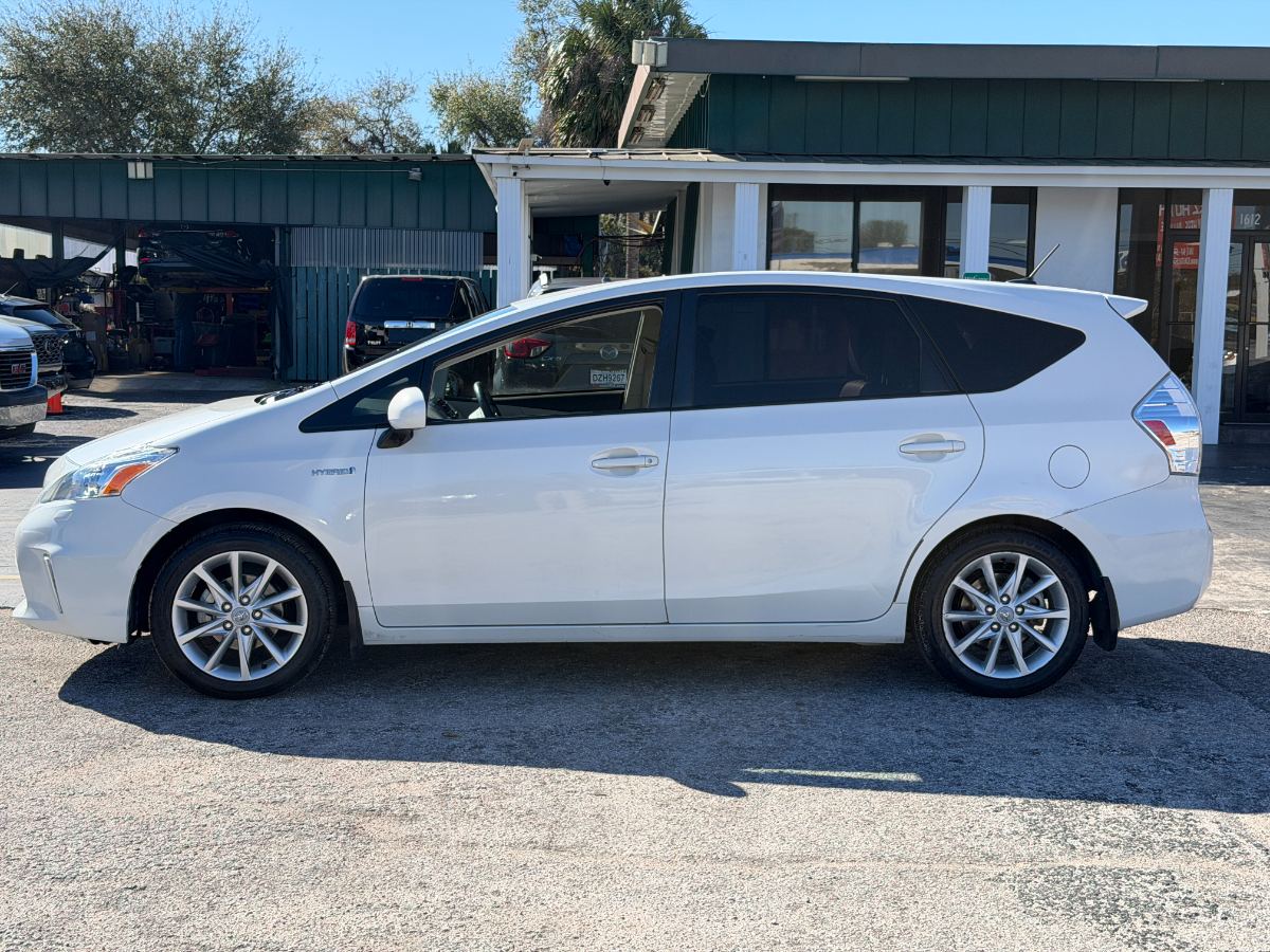 2013 Toyota Prius v photo 4