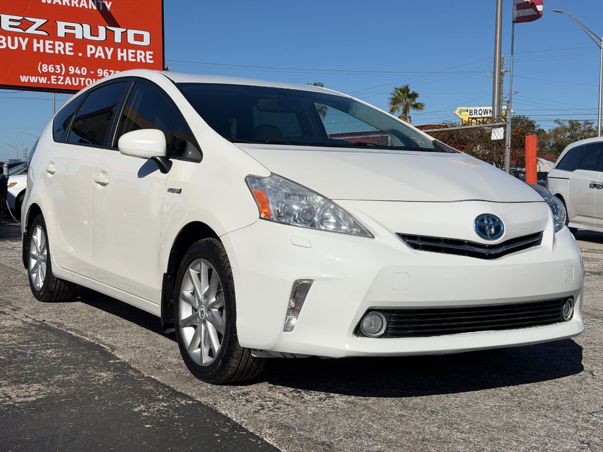 2013 Toyota Prius v photo 5