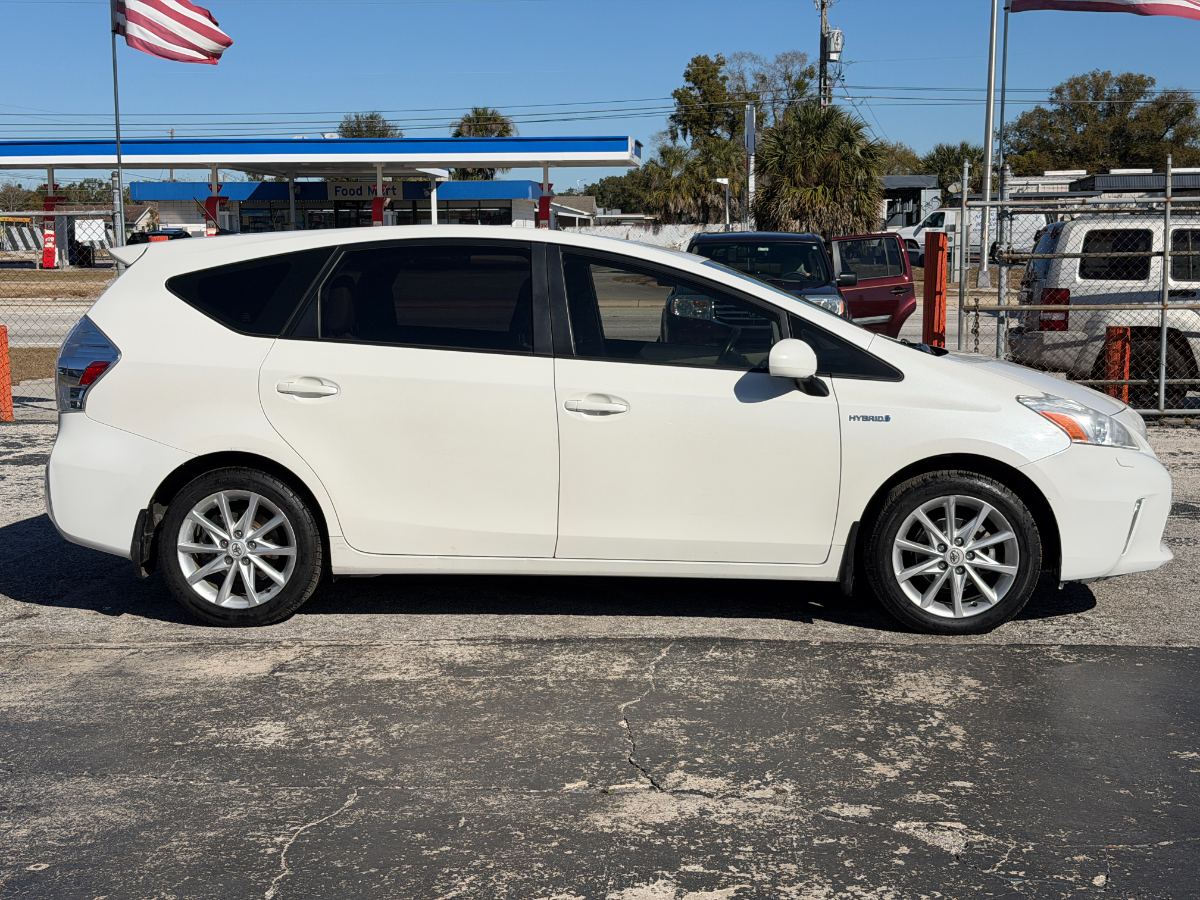 2013 Toyota Prius v photo 6