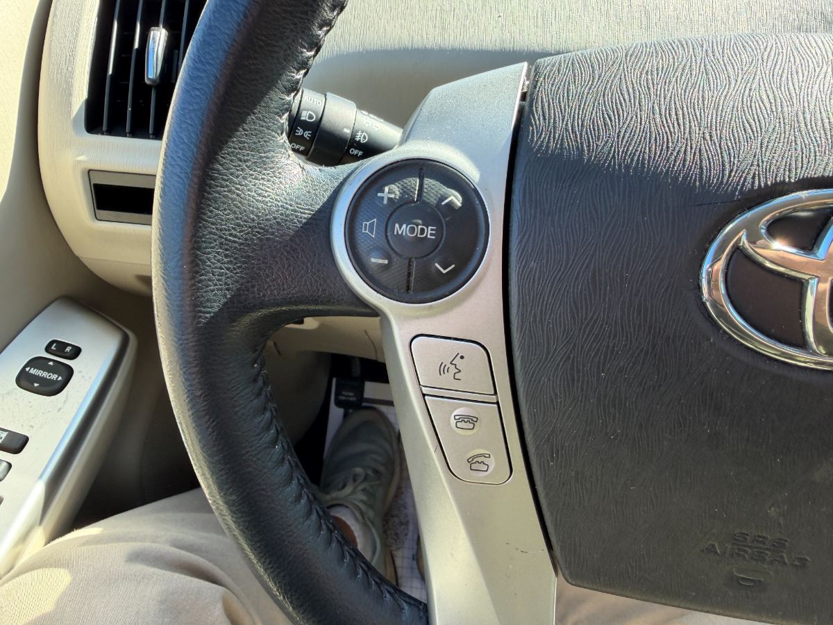 2013 Toyota Prius v photo 7