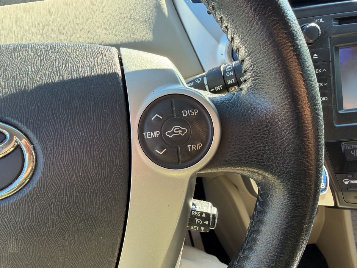 2013 Toyota Prius v photo 8