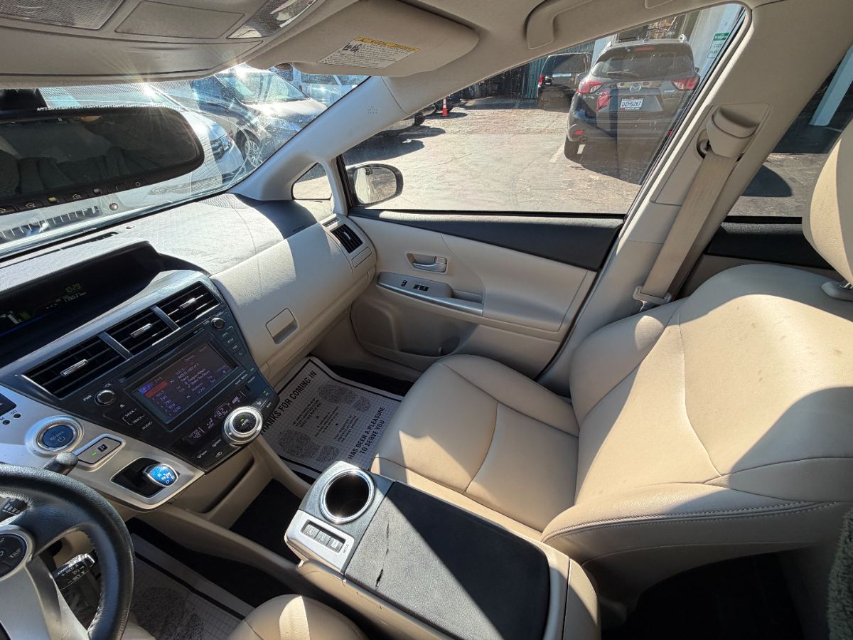 2013 Toyota Prius v photo 9