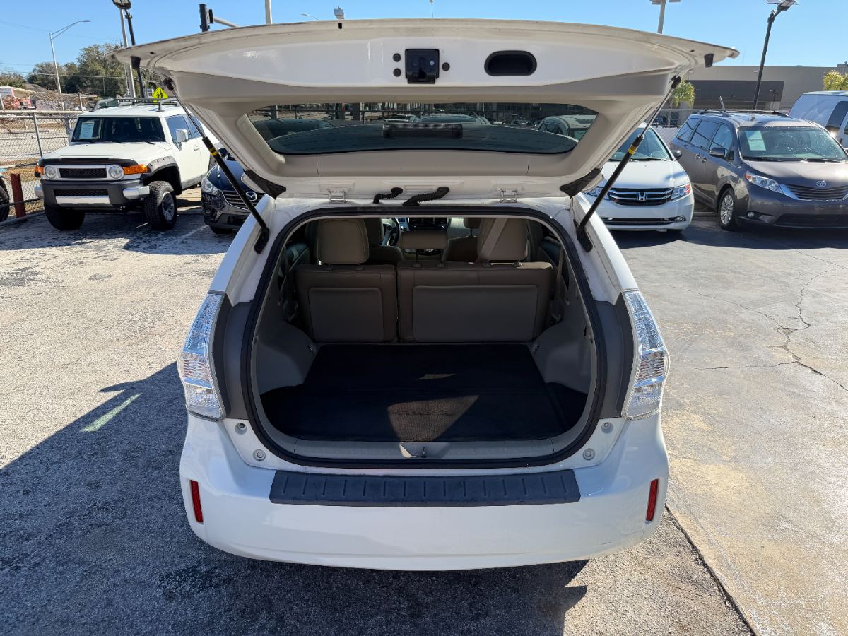2013 Toyota Prius v photo 10