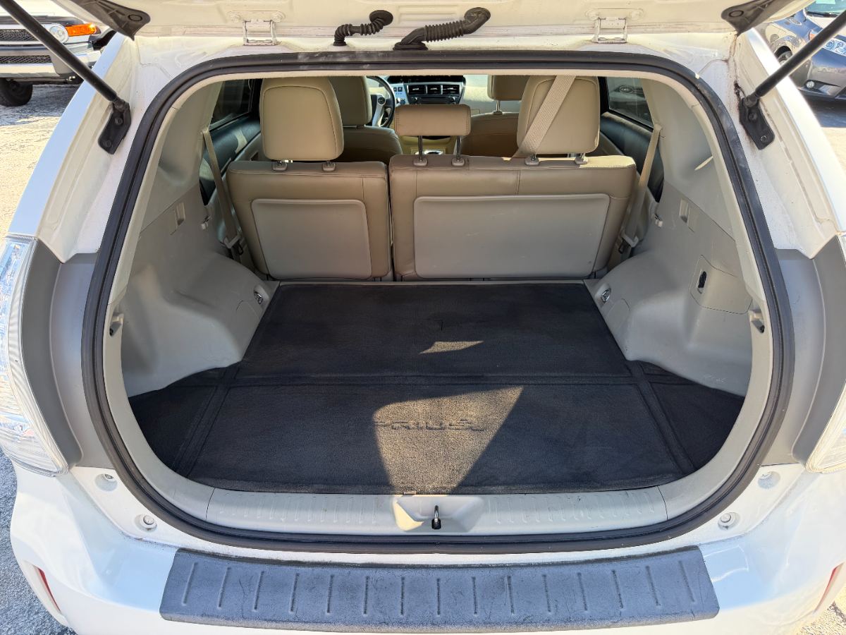 2013 Toyota Prius v photo 11