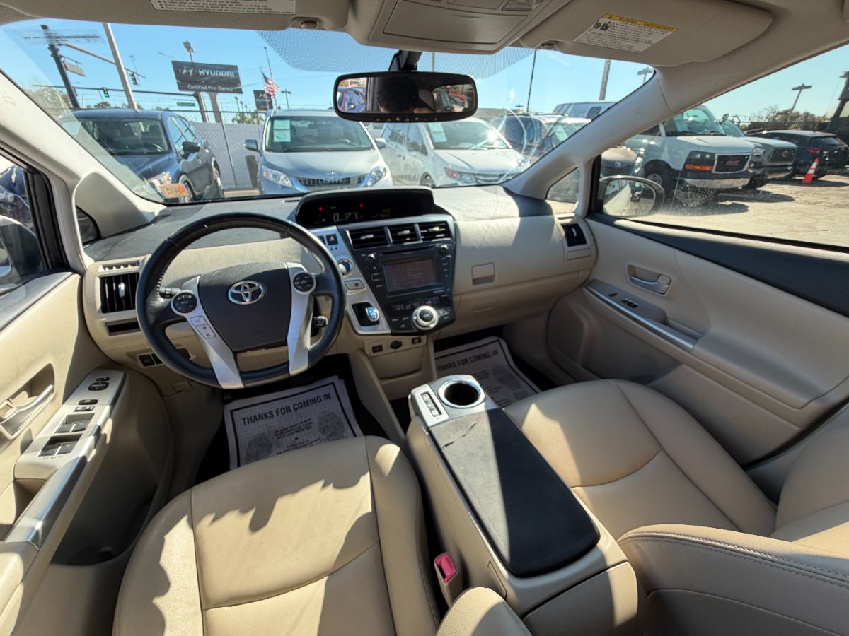 2013 Toyota Prius v photo 12