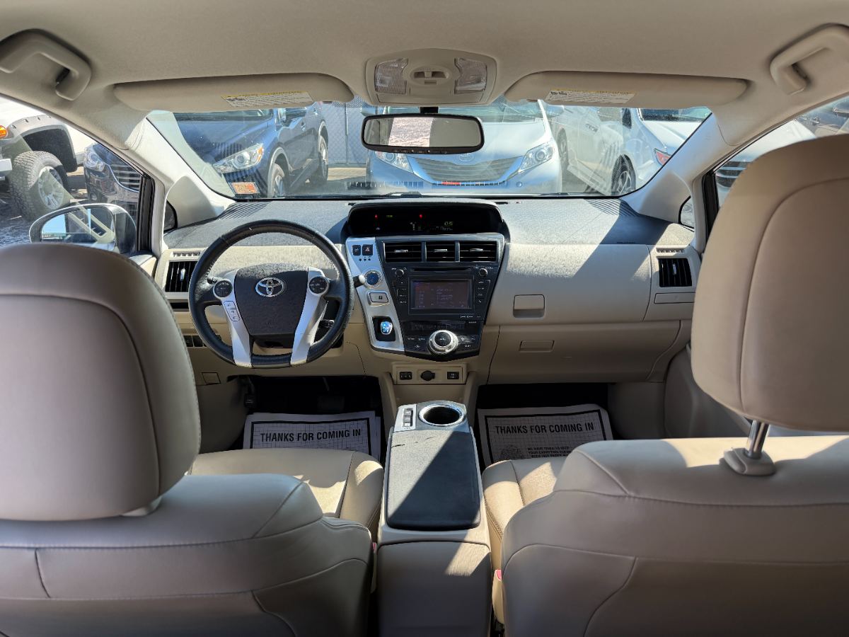 2013 Toyota Prius v photo 13
